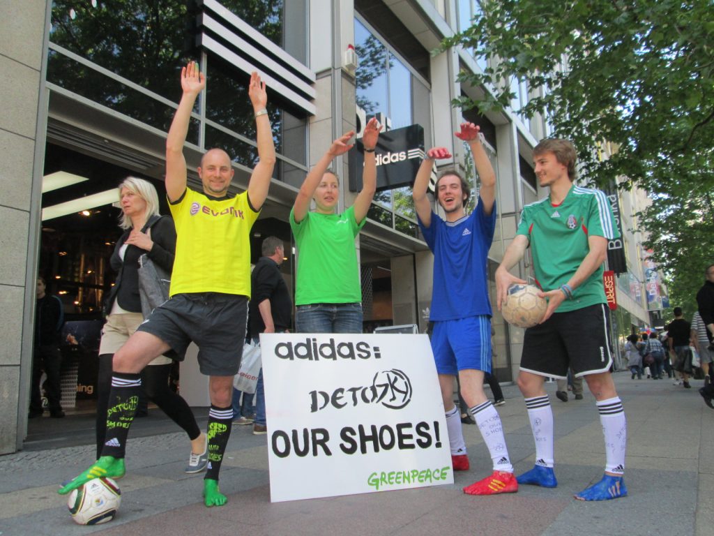 „Adidas, wir wollen giftfreien Fußball!“