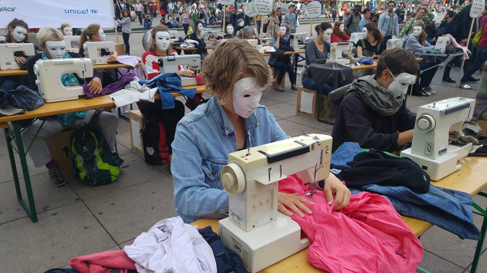 Aktion für eine soziale Textilproduktion ohne Kinderarbeit und einen nachhaltigen Umgang mit Kleidung